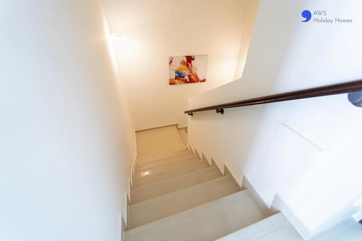 Villa Aws Holiday Homes - Elegant Townhouse With Garden Dubai